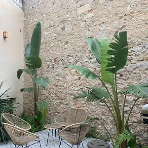 https://villa-les-fougeres-studio-jardin.fr-provencehotel.com